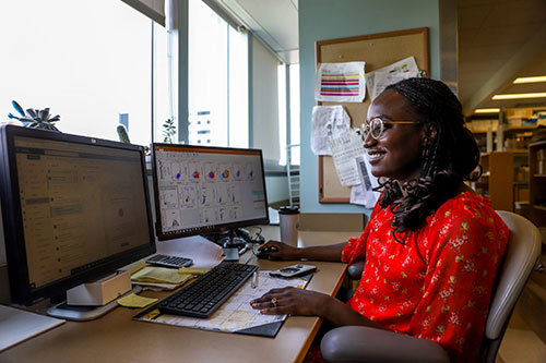 Sarah Munyoki analyzing research in the Orwig Laboratory